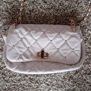 Chic pre-owned Badgley Mischka White Quilted Crossbody/Purse